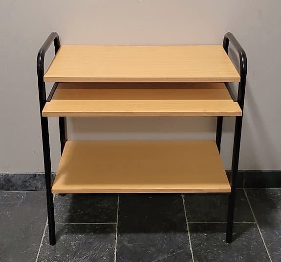 Fint skrivbord med utdragbar skiva