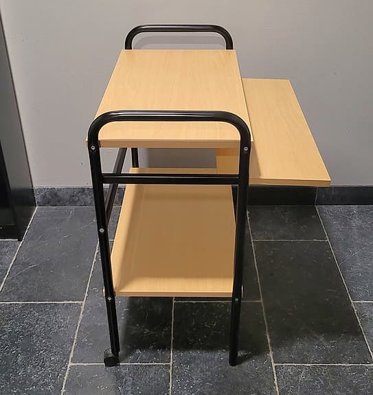 Fint skrivbord med utdragbar skiva