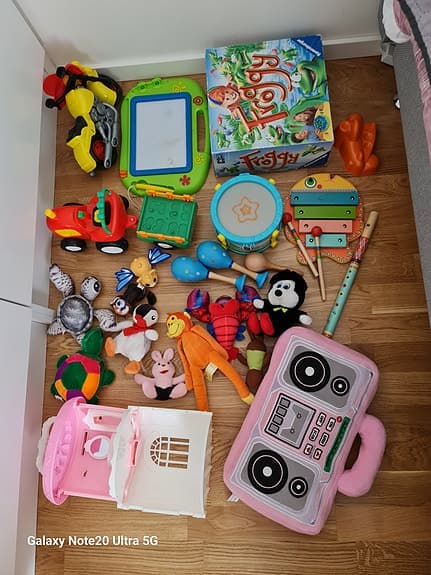 Blandade leksaker paket med spel, instrument och mjukisdjur