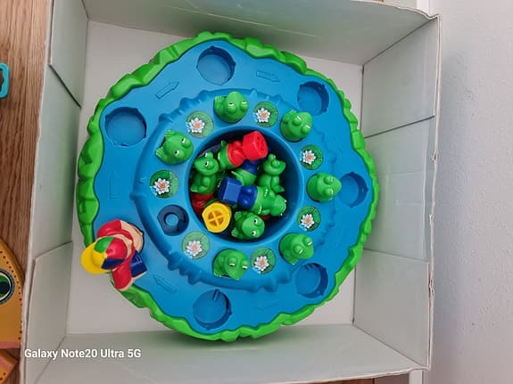 Blandade leksaker paket med spel, instrument och mjukisdjur