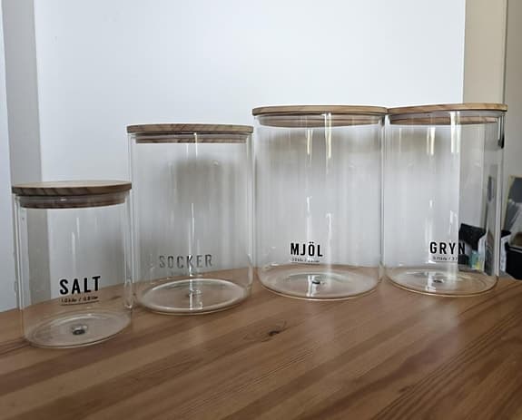 4st glasburkar med trälock. Socker, mjöl, gryn & salt.