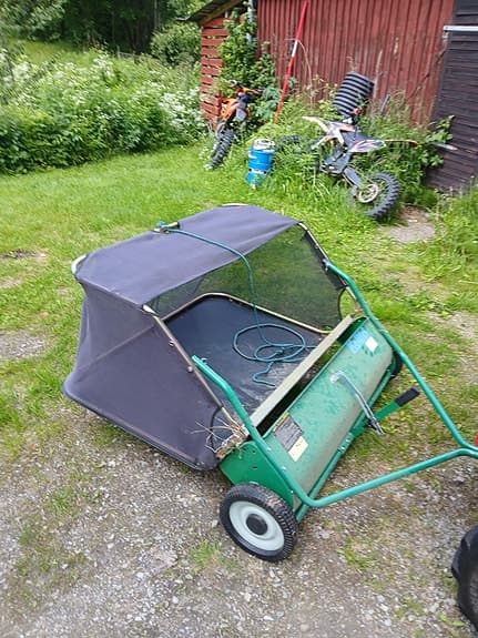 Grön gräskorg / gräsuppsamlare till åkgräsklippare