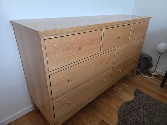 Mio byrå i ek med 7 lådor