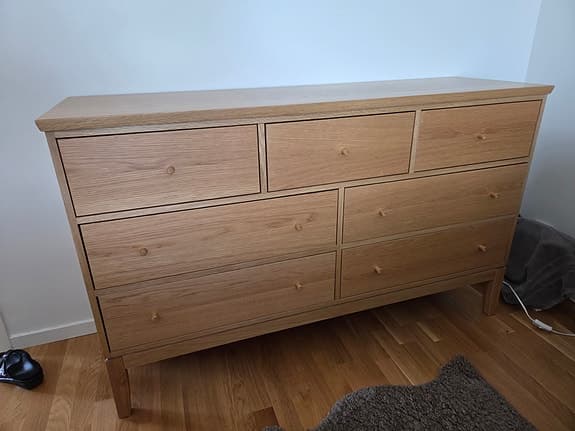 Mio byrå i ek med 7 lådor