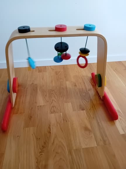 IKEA babygym trä med färgglada hängande leksaker