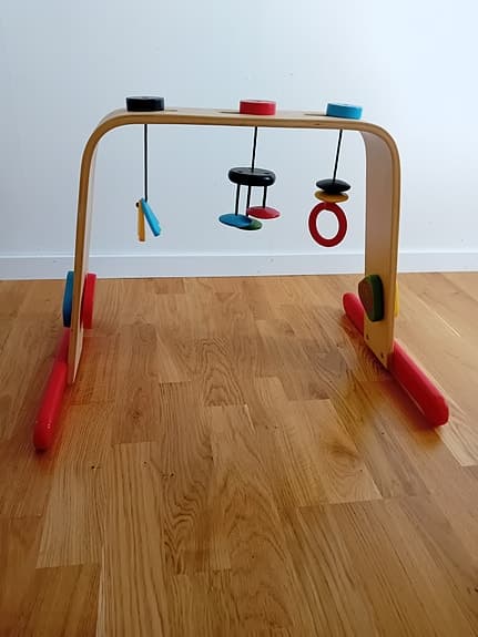 IKEA babygym trä med färgglada hängande leksaker