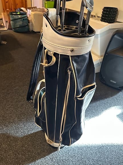 Golfbag marinblå/vit med klubbor