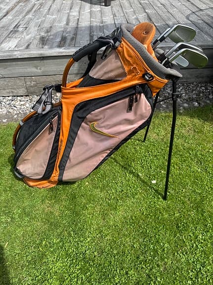 Nike Golfbag med klubbor (SW, J9, J7, J4-5, putter)