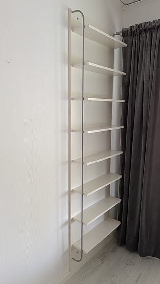 Smal vägghylla med 8 hyllplan