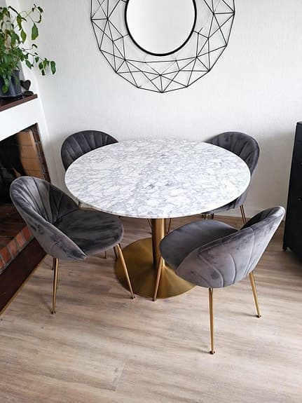 Elegant matgrupp från Mio – Runt marmorbord + 4 sammetsstolar