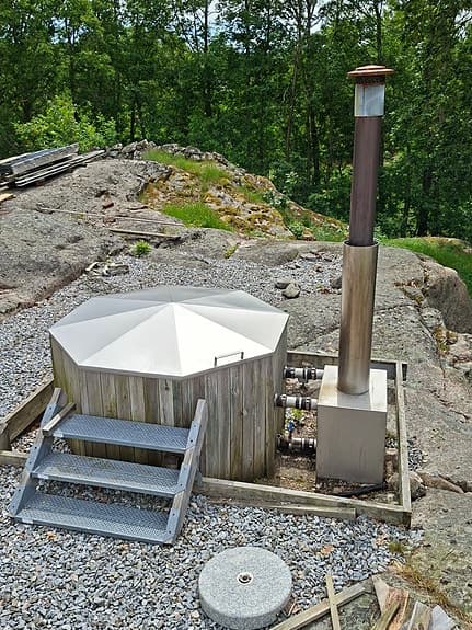 Vedeldad badtunna i rostfritt stål med kamin