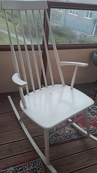Vit gungstol med dyna