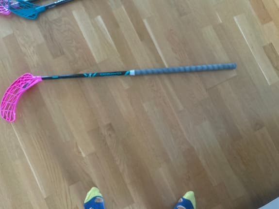 Oxdog innebandyklubba med rosa blad