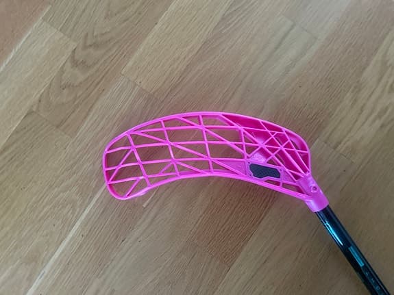 Oxdog innebandyklubba med rosa blad