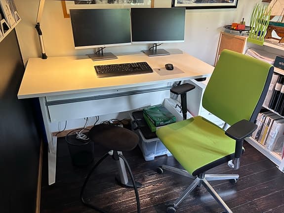 Höj o sänkbart skrivbord med tillbehör