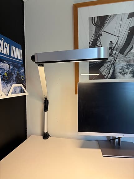 Höj o sänkbart skrivbord med tillbehör