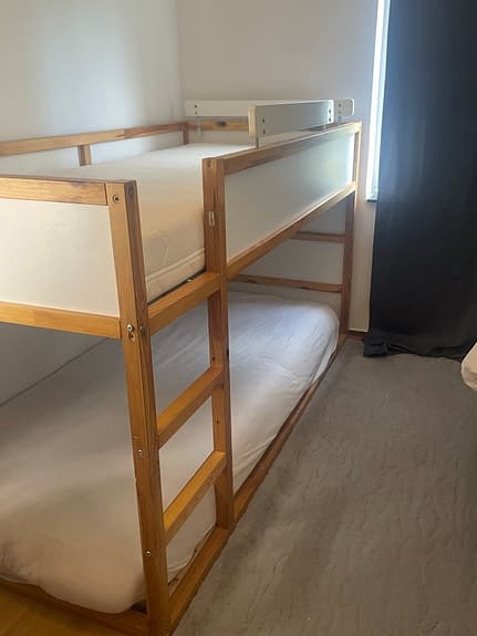 IKEA våningssäng trä med vita sidor, madrasserna ingår.