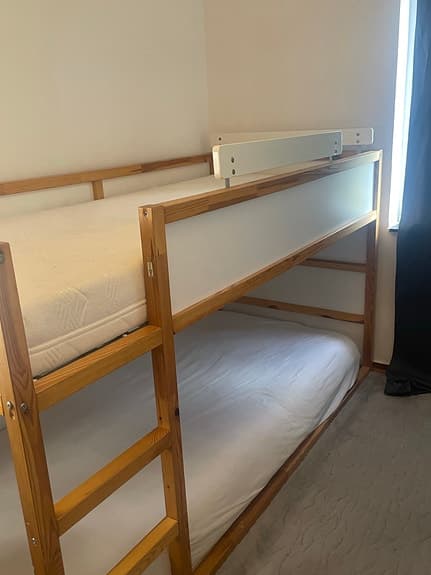 IKEA våningssäng trä med vita sidor, madrasserna ingår.