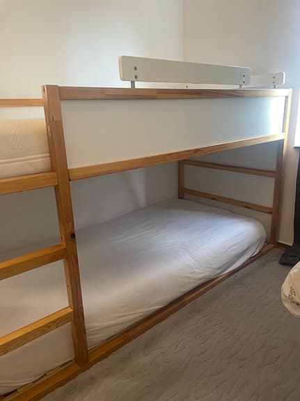 IKEA våningssäng trä med vita sidor, madrasserna ingår.