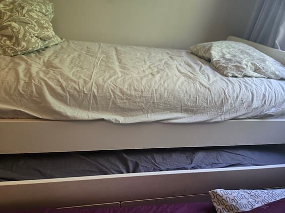 Våning säng med madrassar