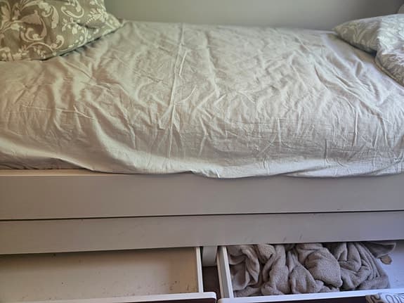 Våning säng med madrassar
