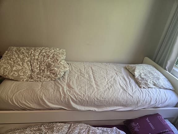 Våning säng med madrassar