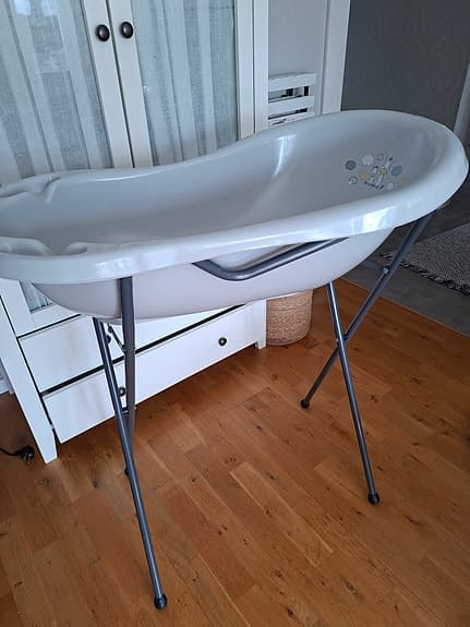 Vit badbalja med ställ för bebis