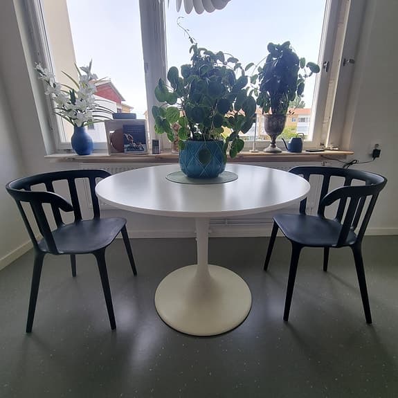 Runt bord med två stolar