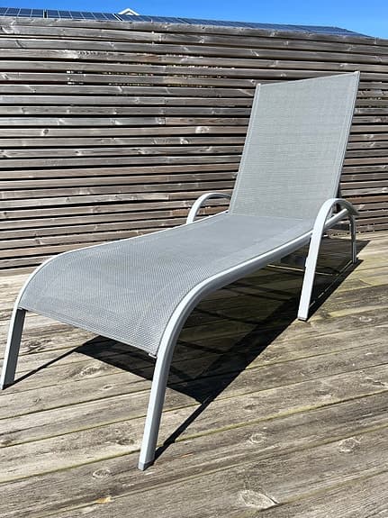 Grå solsäng i metall för uteplats