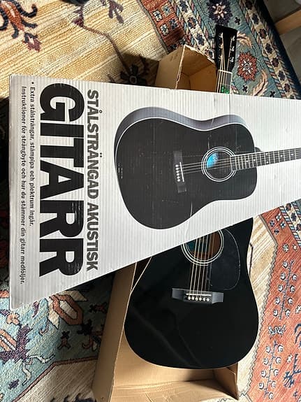Stålsträngad akustisk gitarr svart dreadnought
