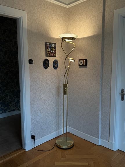 Golvlampa i mässingsfärgad metall med läslampa.
