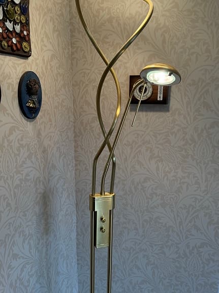 Golvlampa i mässingsfärgad metall med läslampa.