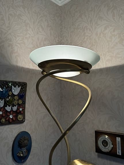 Golvlampa i mässingsfärgad metall med läslampa.