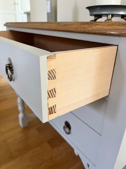 Elegant handrenoverad byrå i massivt trä