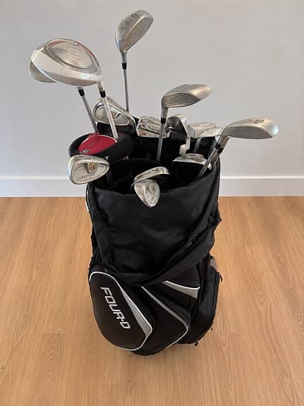 Junior bag med många klubbor och bollar