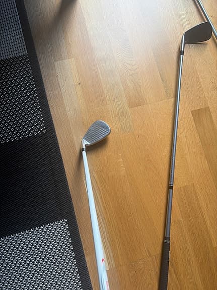 Junior bag med många klubbor och bollar