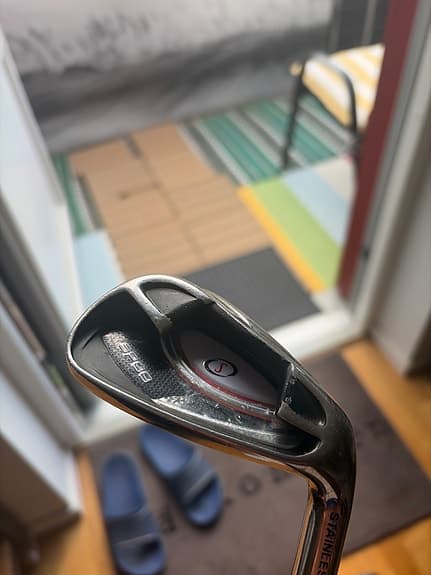 Junior bag med många klubbor och bollar