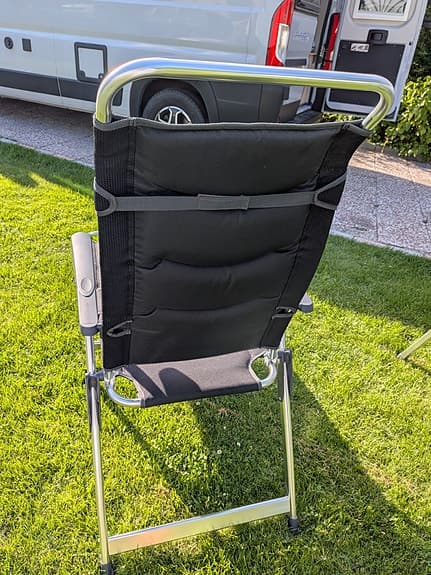 Svart mesh positionsstol med justerbar nackkudde och fotpall, Dometic
