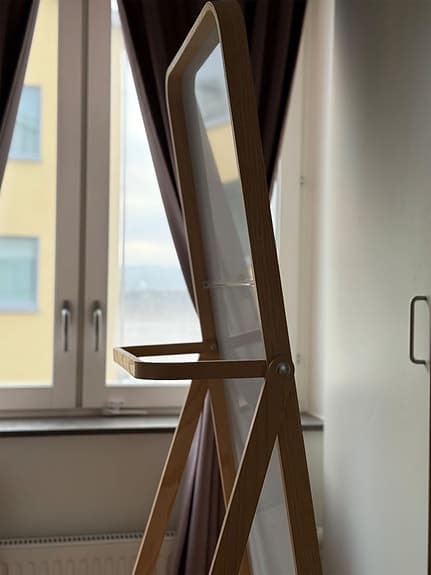 IKEA spegel på ställning med träram