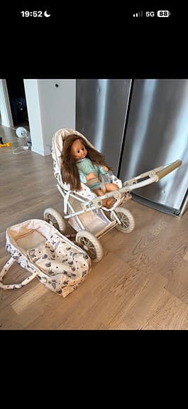 Skrållanvagn med tillhörande skrållandocka