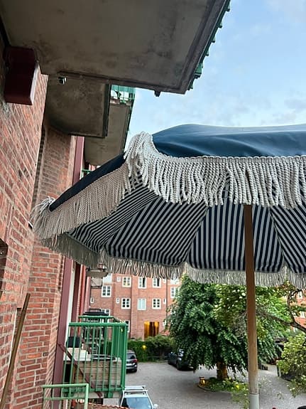 Parasoll till balkong med tilt blå/vit