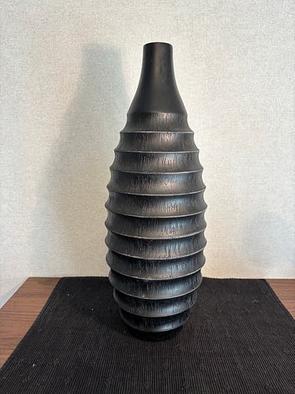 Stor svart designvas – modern strukturerad golvvas 40 cm