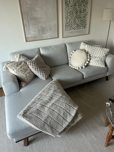 Ljusgrå soffa med divan