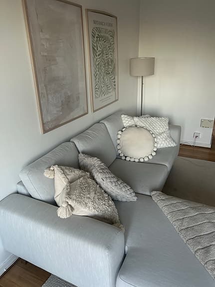 Ljusgrå soffa med divan