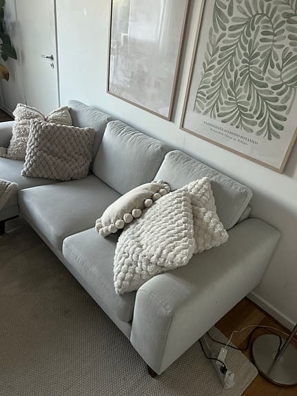 Ljusgrå soffa med divan