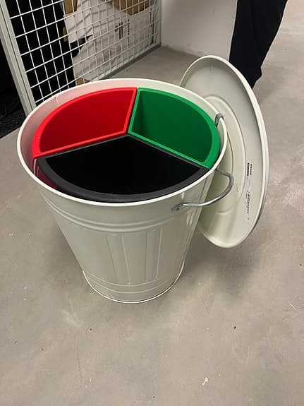 Tunna med lock och sorteringskärl