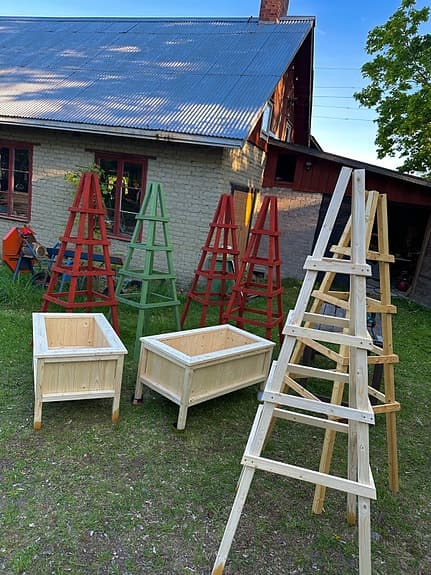 Blomlådor och växtstöd säljes
