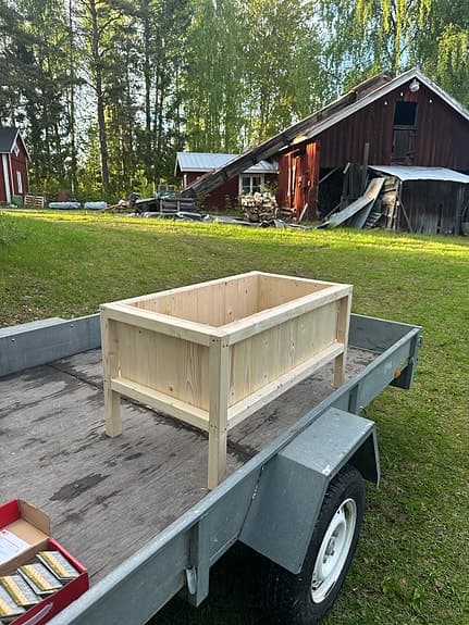 Blomlådor och växtstöd säljes