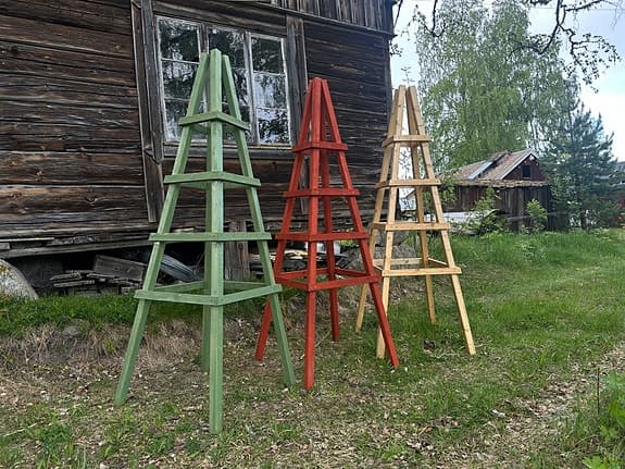 Blomlådor och växtstöd säljes