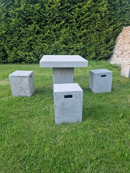 Betong utegrupp bord, pallar och bänk grå